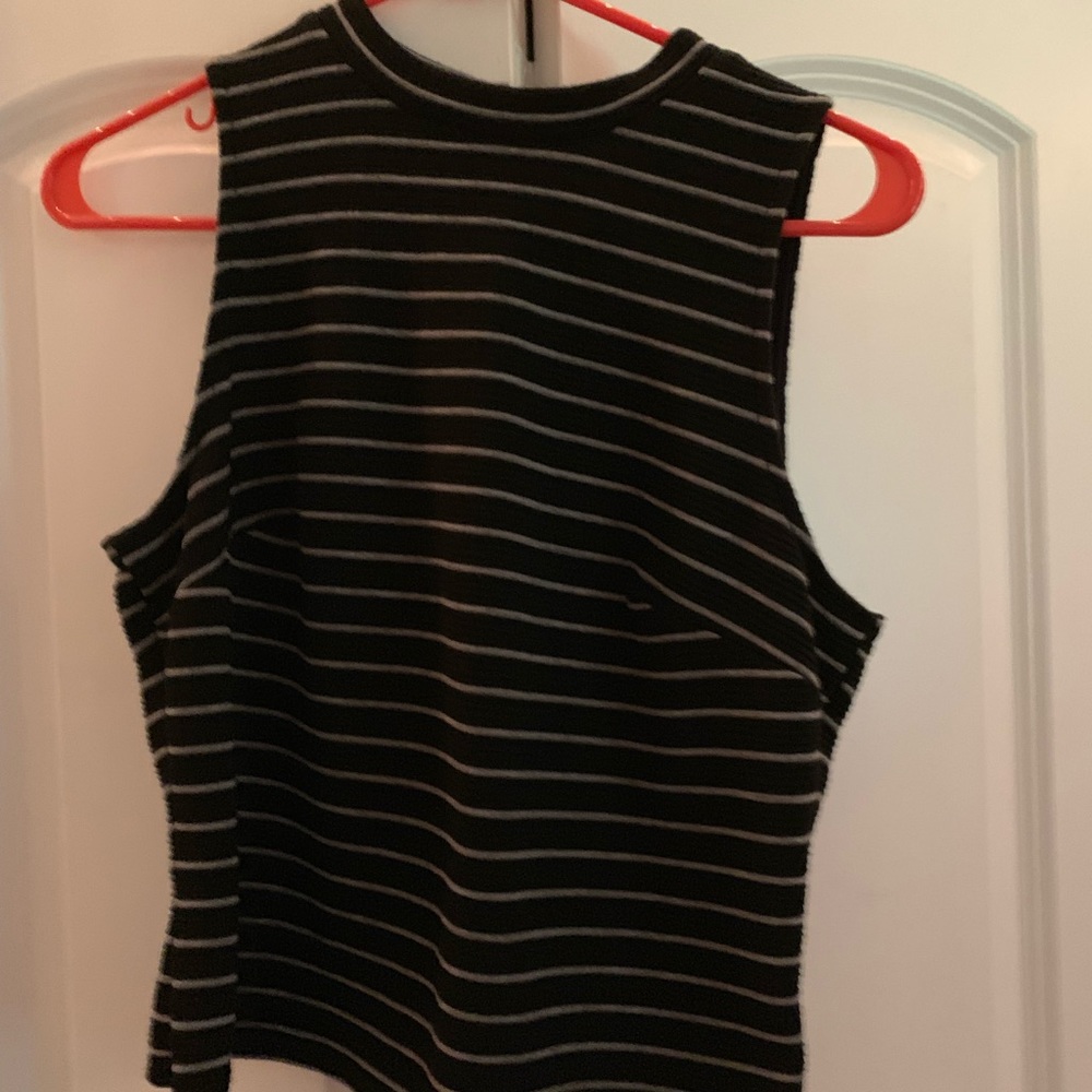 Cropped black tank